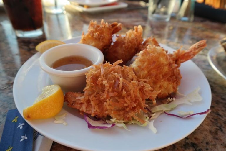 Choose Lighthouse Oyster Bar & Grill for Fresh Seafood and Spectacular
