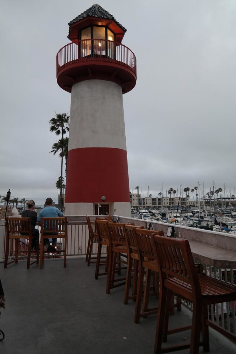 Choose Lighthouse Oyster Bar & Grill for Fresh Seafood and Spectacular