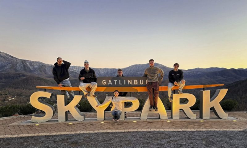skypark-gatlinburg-sign-group-photo