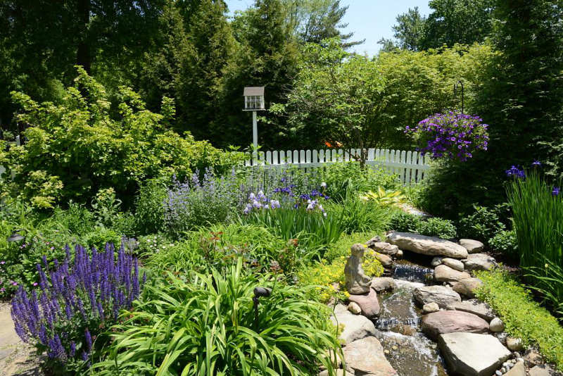 picture of water feature garden at Hudson Home and Garden Tour Garden