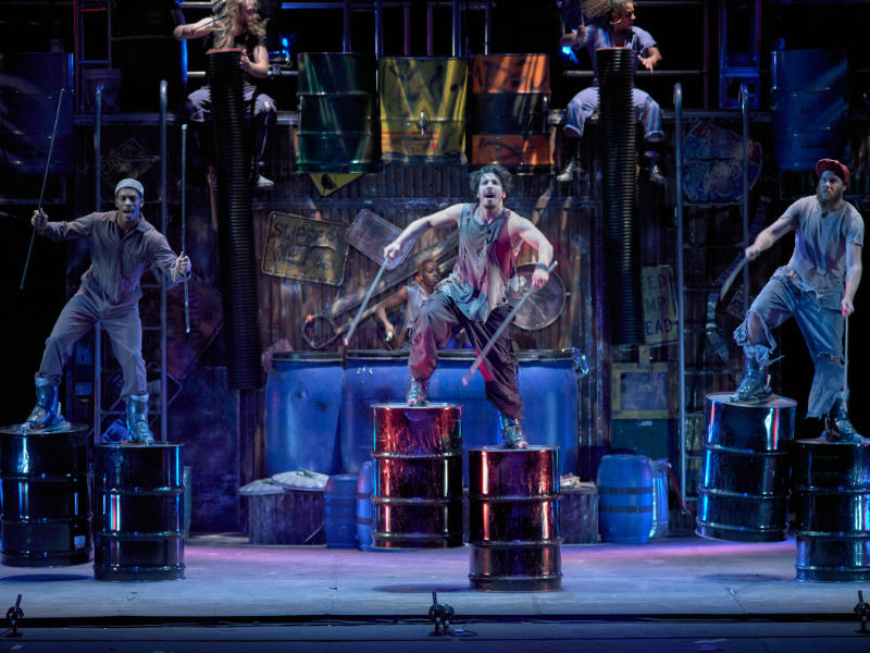 stomp-percussion-show-ej-thomas-hall-akron