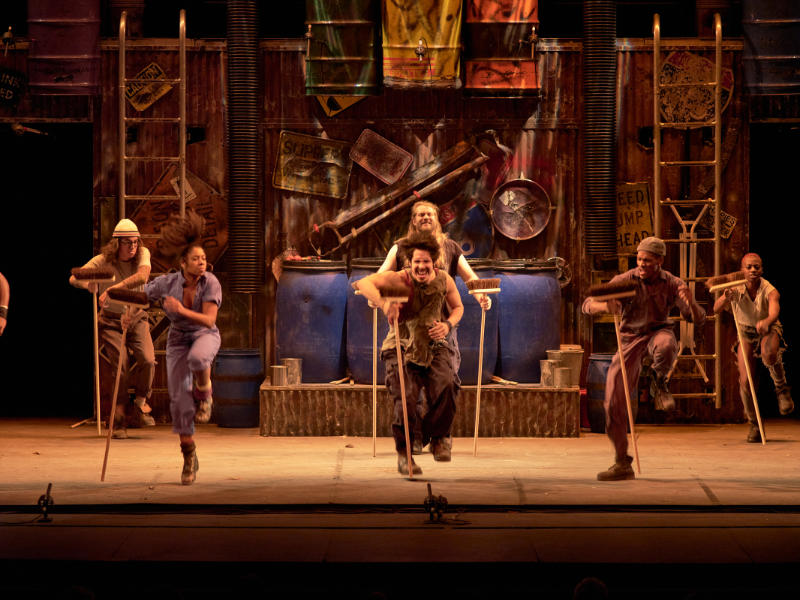 stomp-percussion-show-ej-thomas-hall-akron